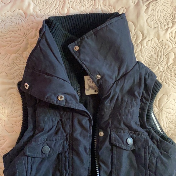 Sleeveless jacket with many pockets and high neck - Picture 8 of 9